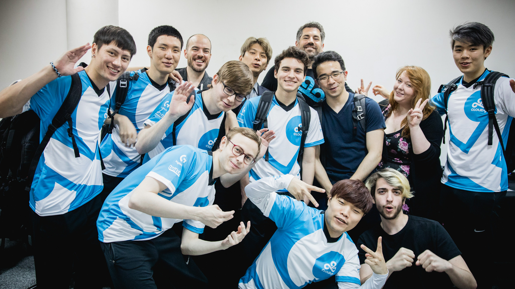 Wbg bb team. Команда cloud9. League cloud9 чемпионы. Офис cloud 9. Brax cloud9.