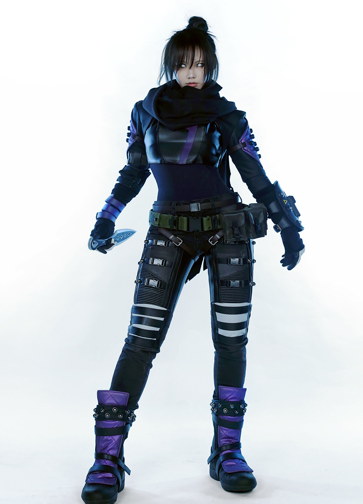 This cosplay of Wraith from Apex Legends is incredibly ...