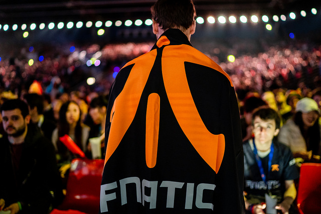Torcedor com bandeira da Fnatic